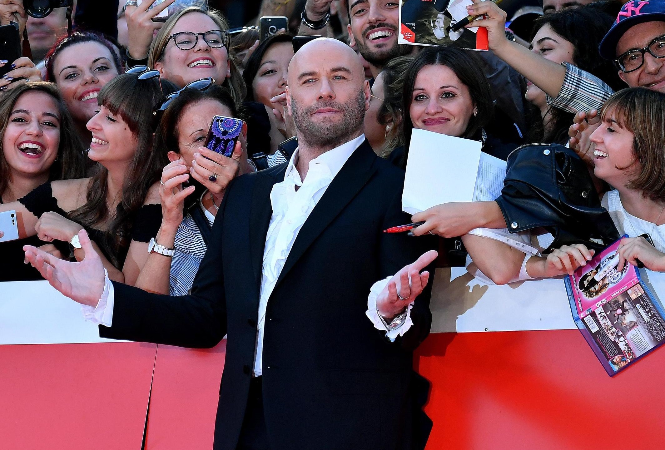 O John Travolta ποζάρει με θαυμαστές για selfies στο πλαίσιο εκδήλωσης στο 14ο Κινηματογραφικό Φεστιβάλ Ρώμης, 22 Οκτωβρίου 2019