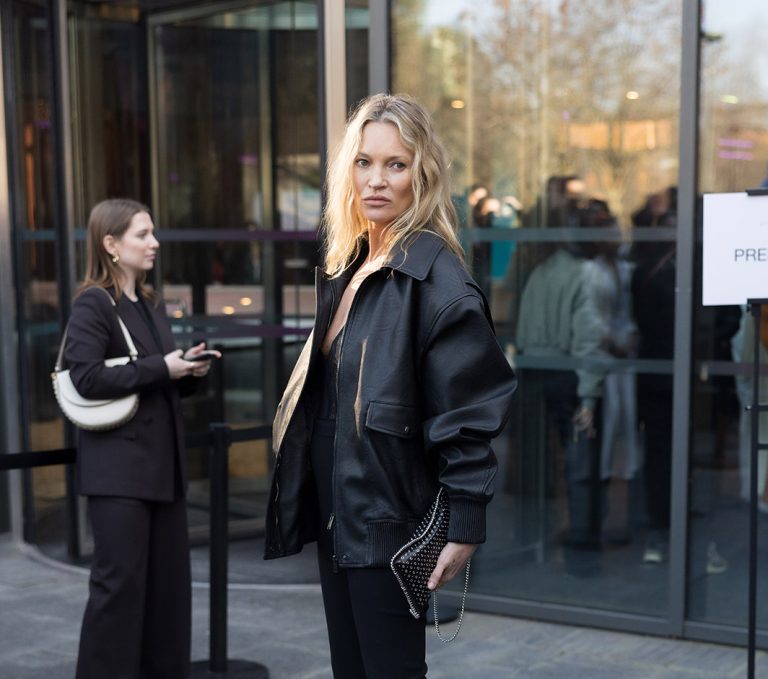 Η Kate Moss στην επίδειξη γυναικείας ένδυσης Stella McCartney για τη σεζόν Φθινόπωρο/Χειμώνας 2025-2026, στο πλαίσιο της Εβδομάδας Μόδας του Παρισιού, στις 5 Μαρτίου 2025 στο Παρίσι.