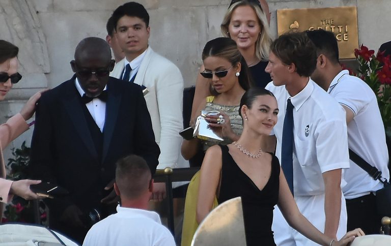 O Leonardo DiCaprio και η Vittoria Ceretti επιβιβάζονται σε σκάφος στην προβλήτα του ξενοδοχείου Gritti στη Βενετία, 27 Ιουνίου 2025