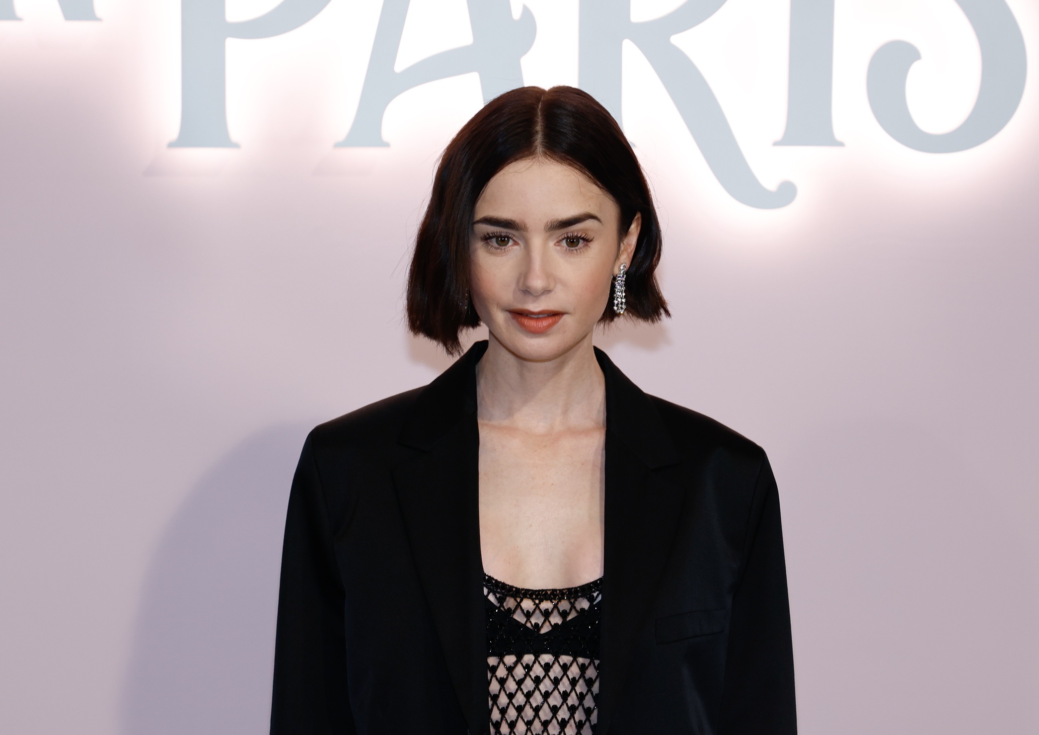H Lily Collins ποζάρει στη διάρκεια photocall για την παρουσίαση της τέταρτης σεζόν της σειράς του Netflix "Emily in Paris" στο Παρίσι, 12 Σεπτεμβρίου 2024