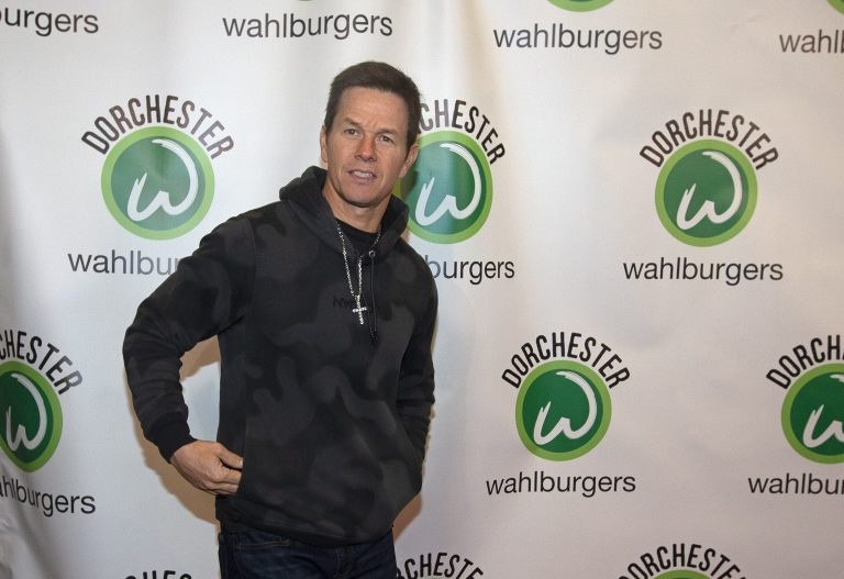 O Mark Wahlberg στα εγκαίνια του οικογενειακού εστιατορίου, Wahlburgers, στη γειτονιά όπου μεγάλωσε στη Βοστώνη, 17 Δεκεμβρίου 2018