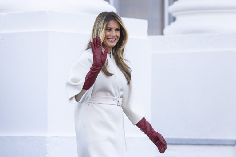 H Melania Trump παραλαμβάνει το χριστουγεννιάτικο δέντρο στον Λευκό Οίκο, 24 Νοεμβρίου 2025