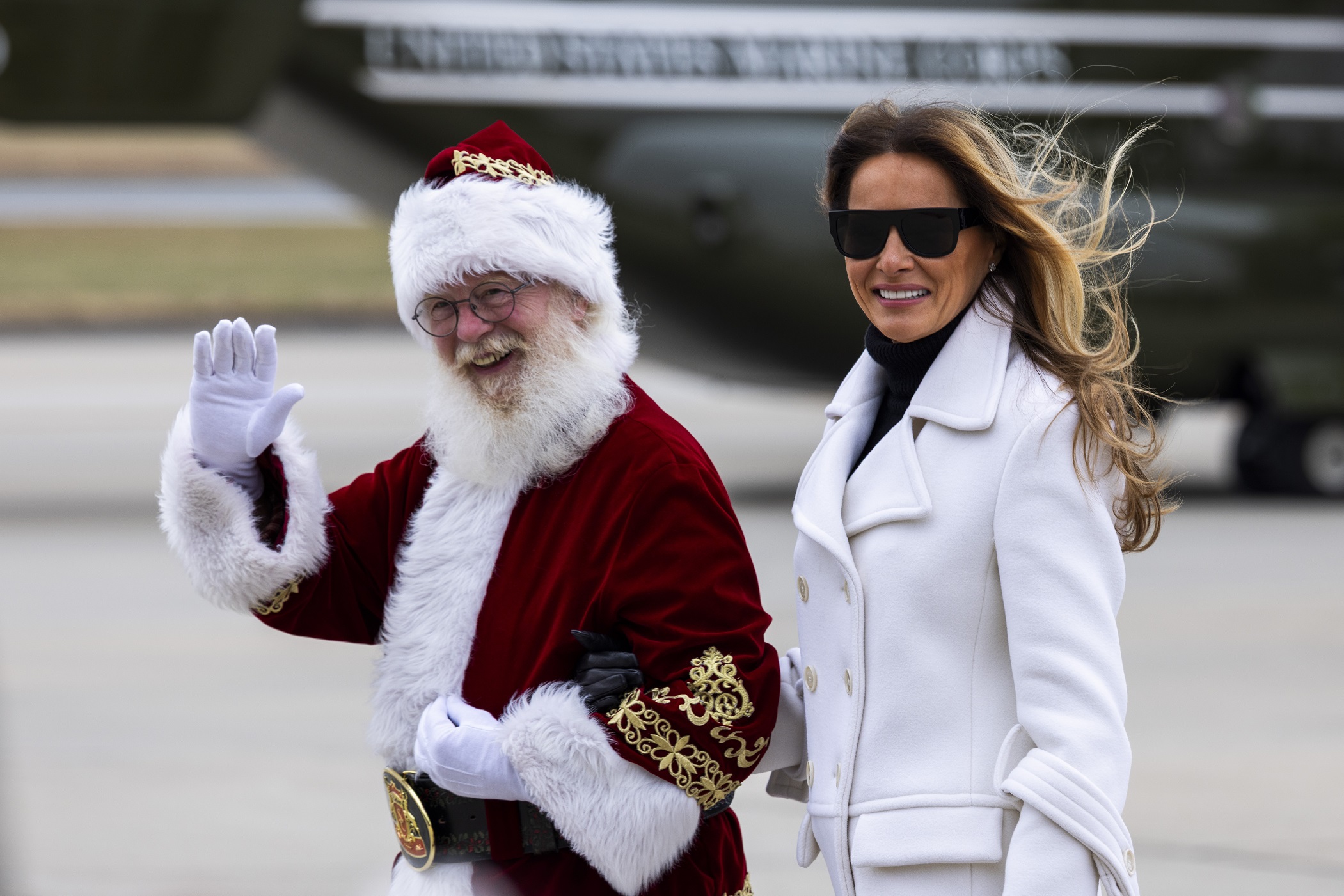 Η Melania Trump και ο Άη Βασίλης στη Βάση Πεζοναυτών Quantico καθώς οι δυο τους ενώνουν δυνάμεις για τη φιλανθρωπική δράση Toys for Tots, 8 Δεκεμβρίου 2025