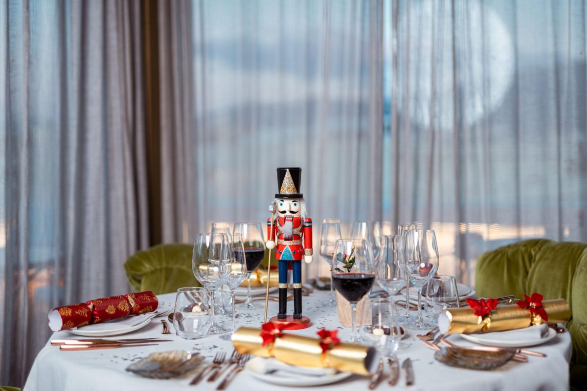 καρυοθραύστης σε χριστουγεννιάτικο τραπέζι