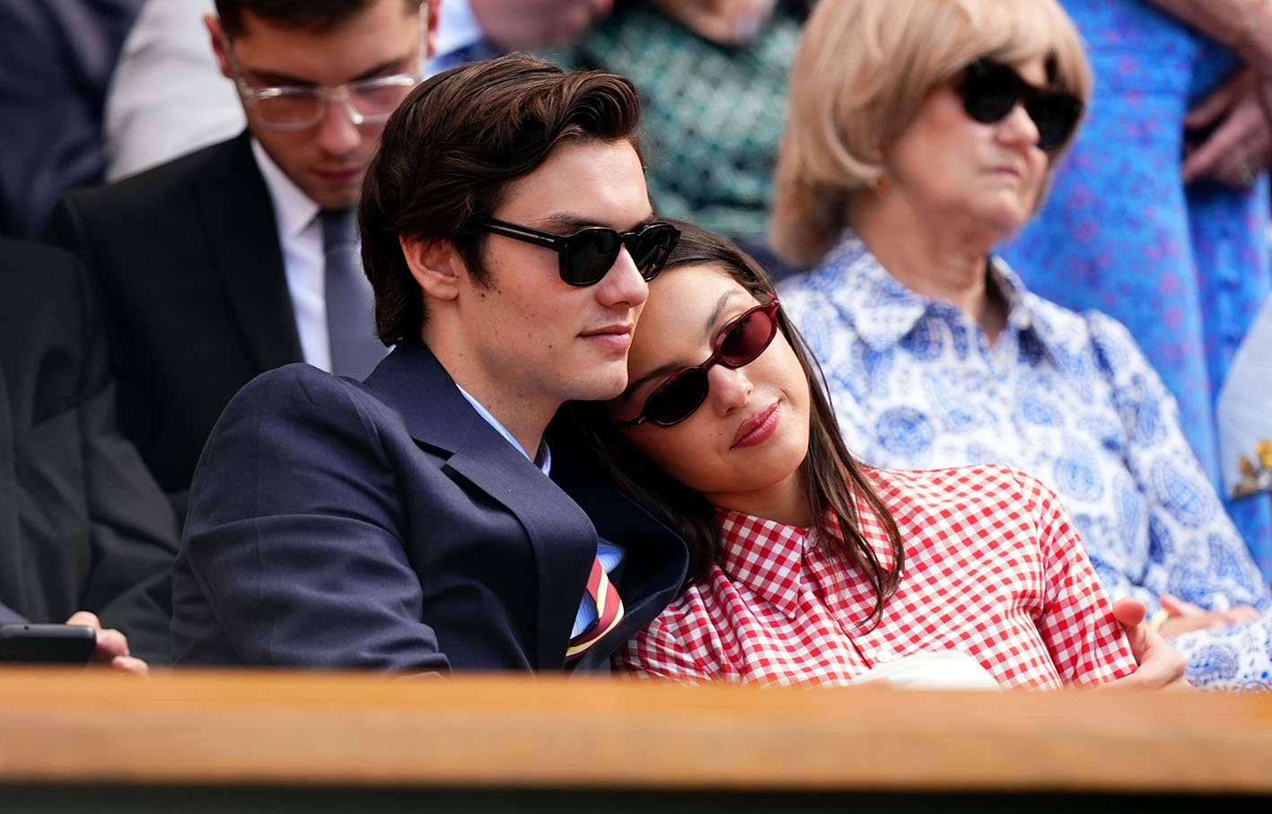 H Olivia Rodrigo και ο Louis Partridge στο Royal Box την τρίτη ημέρα του Πρωταθλήματος Wimbledon 2025 στο All England Lawn Tennis and Croquet Club του Λονδίνου, στις 2 Ιουλίου 2025.