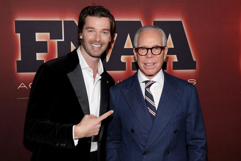 O Tommy Hilfiger και ο Patrick Schwarzenegger στην εκδήλωση Footwear News Achievement Awards που πραγματοποιήθηκε στο Cipriani 25 Broadway στις 3 Δεκεμβρίου 2025 στη Νέα Υόρκη.