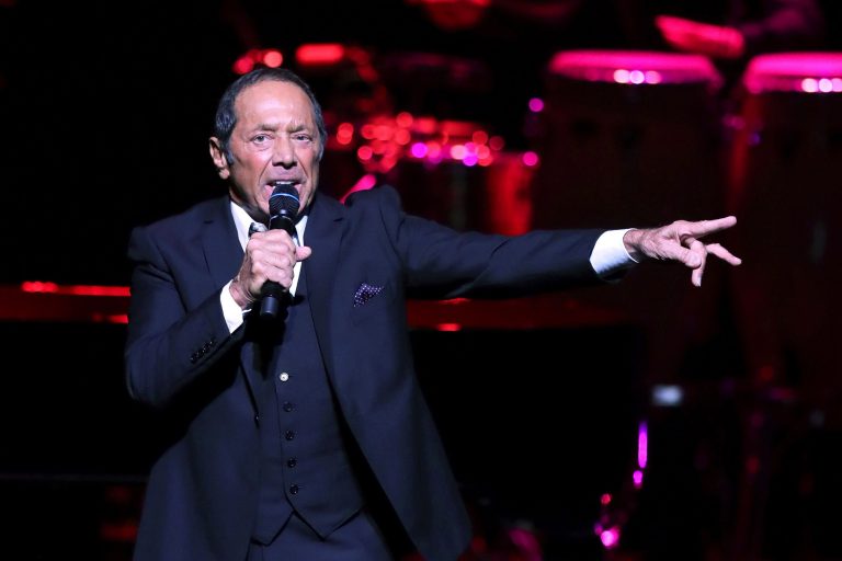 O Paul Anka στη σκηνή της συναυλίας του στο Βασιλιό Θέατρο της Μαδρίτης, 15 Ιουλίου 2019