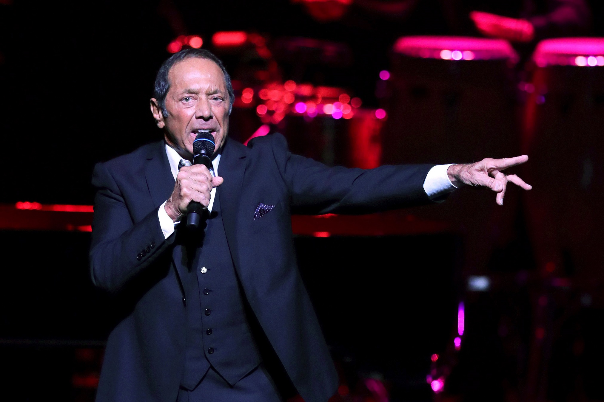 O Paul Anka στη σκηνή της συναυλίας του στο Βασιλιό Θέατρο της Μαδρίτης, 15 Ιουλίου 2019