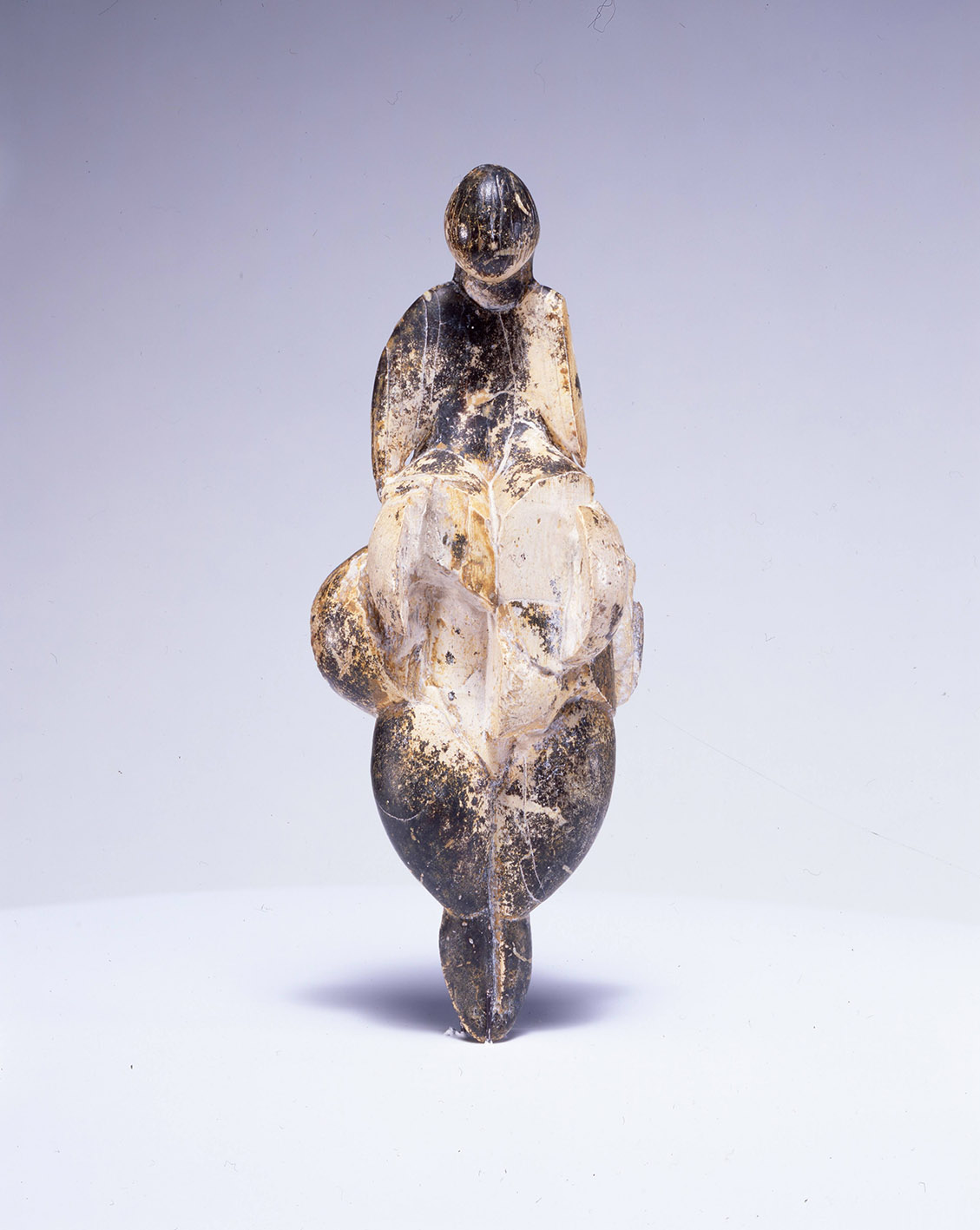 Αφροδίτη του Lespugue περ. 28.000 π.Χ. / χαυλιόδοντας μαμούθ, 14,7 x 6 x 3,6 εκ.