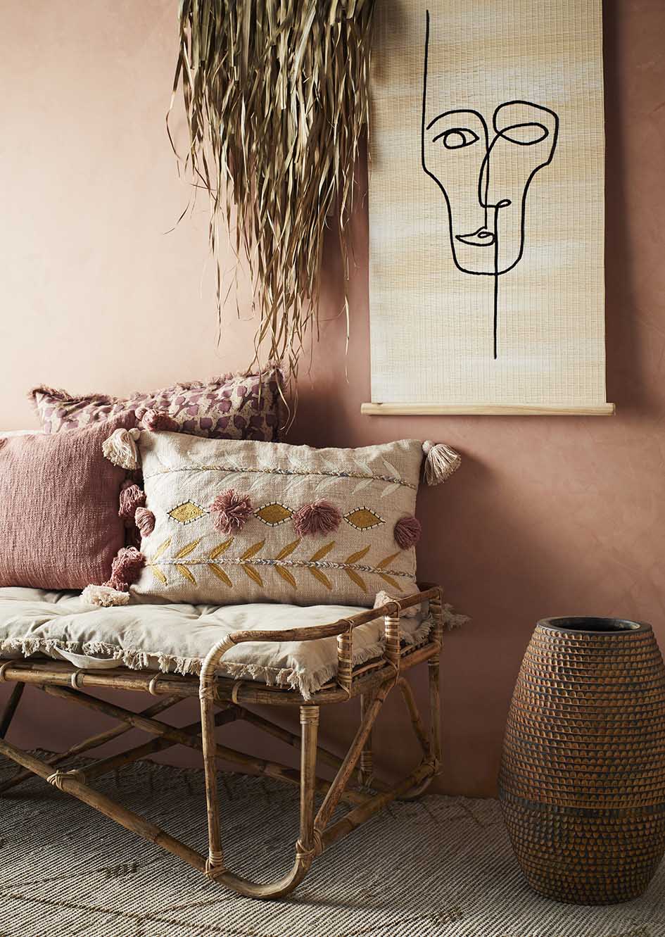 Μαξιλάρι κεντημένο σε χρώματα ροζ και κίτρινο