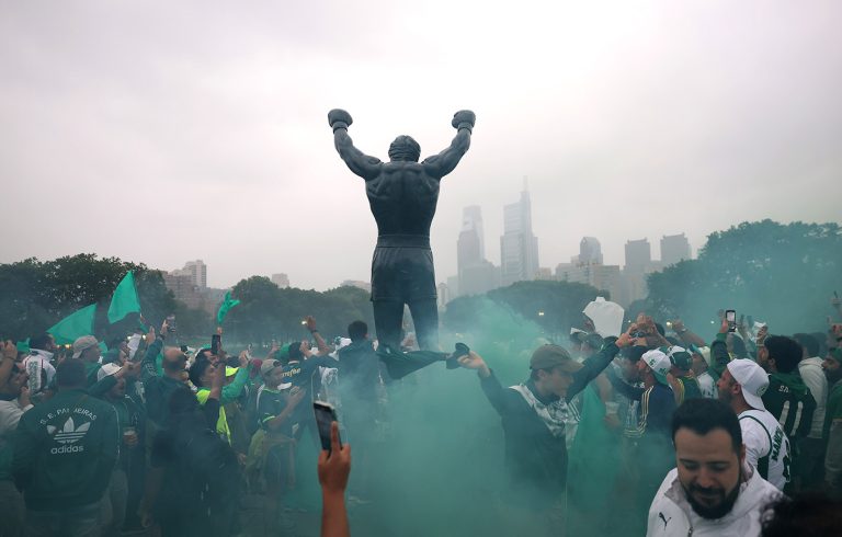 Φίλαθλοι της ομάδας Palmeiras δίπλα στο άγαλμα Rocky στα σκαλιά του Μουσείου Τέχνης της Φιλαδέλφειας στις 27 Ιουνίου 2025 στη Φιλαδέλφεια της Πενσυλβάνια.
