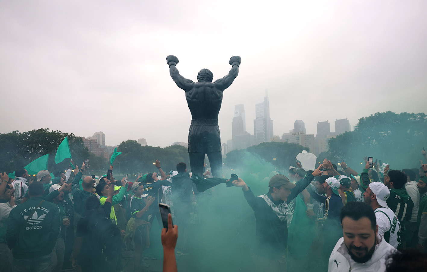 Φίλαθλοι της ομάδας Palmeiras δίπλα στο άγαλμα Rocky στα σκαλιά του Μουσείου Τέχνης της Φιλαδέλφειας στις 27 Ιουνίου 2025 στη Φιλαδέλφεια της Πενσυλβάνια.