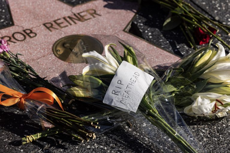 Tο Αστέρι του Rob Reiner στη Λεωφόρο της Δόξας στο Λος Άντζελες, όπου θαυμαστές άφησαν λουλούδια στη μνήμη του, 15 Δεκεμβρίου 2025