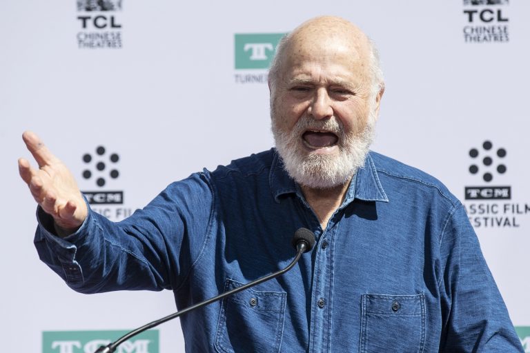 Ο Rob Reiner απευθύνει ομιλία κατά την τελετή αποτυπωμάτων του Billy Crystal στο Grauman's Chinese Theater του Χόλιγουντ, 12 Απριλίου 2019