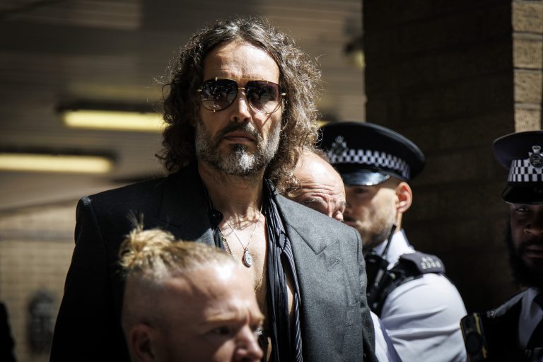 O Russell Brand αποχωρεί από το δικαστήριο στο Λονδίνο, 30 Μαΐου 2025