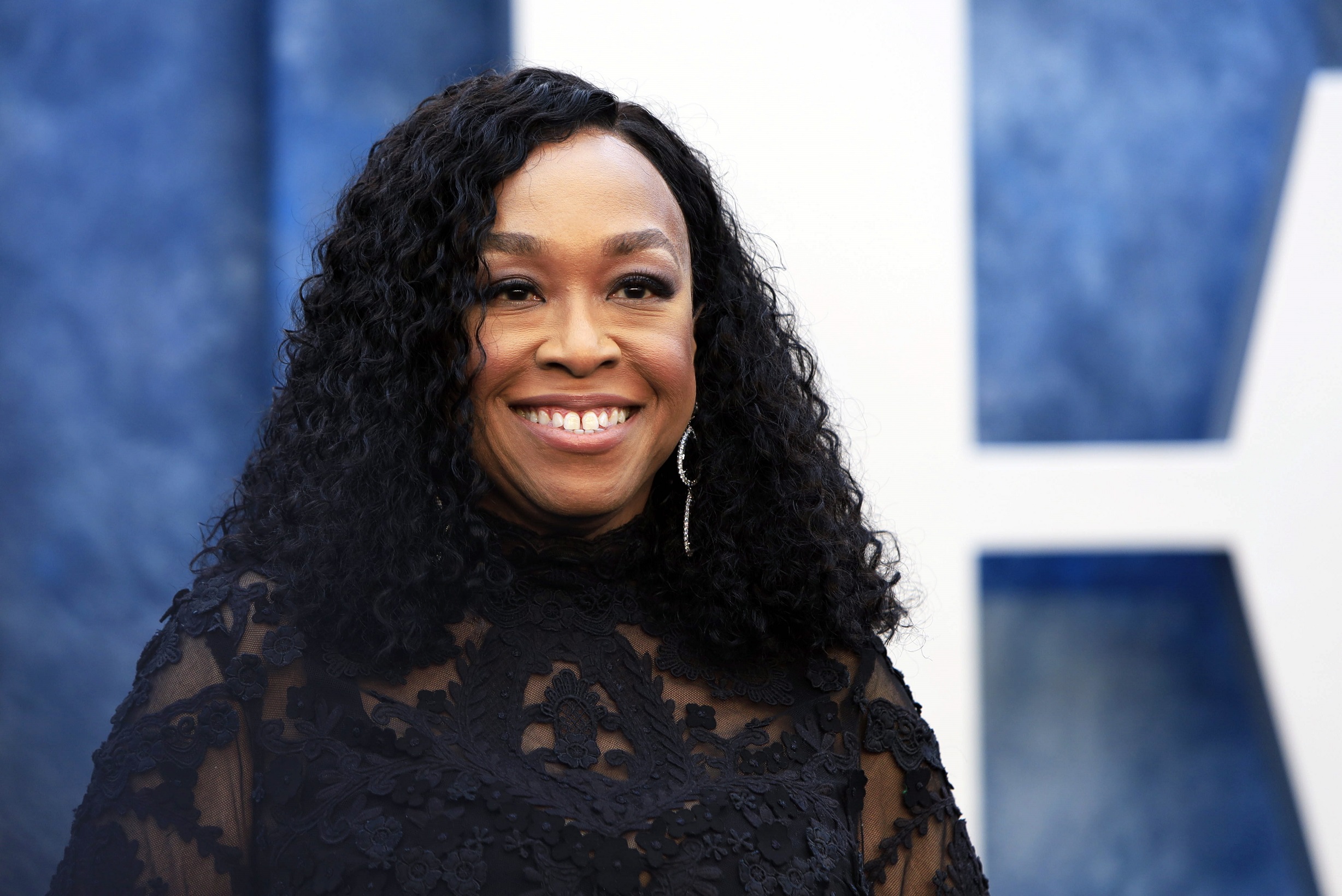 H Shonda Rhimes στο πάρτι μετά τα Όσκαρ του Vanity Fair, στις 12 Μαρτίου 2023