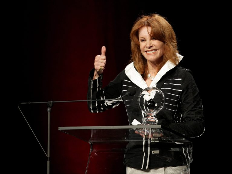H Stefanie Powers παραλαμβάνει το βραβείο της στην κατηγορία "Περιβάλλον" στη διάρκεια του 7ου Steiger Award στο Jahrhunderthalle στην Μπόχουμ της Γερμανίας, 12 Μαρτίου 2011