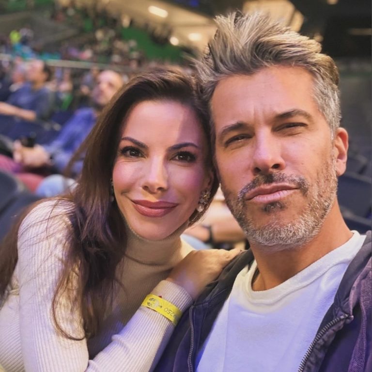 Η Αντελίνα Βαρθακούρη αγκαλιά με τον Χάρη Βαρθακούρη