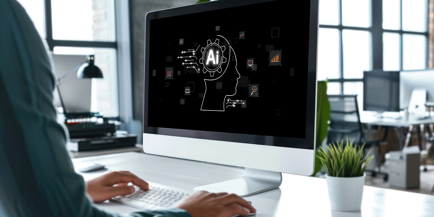 Γυναίκα χρησιμοποιεί στο γραφείο της τεχνητή νοημοσύνη