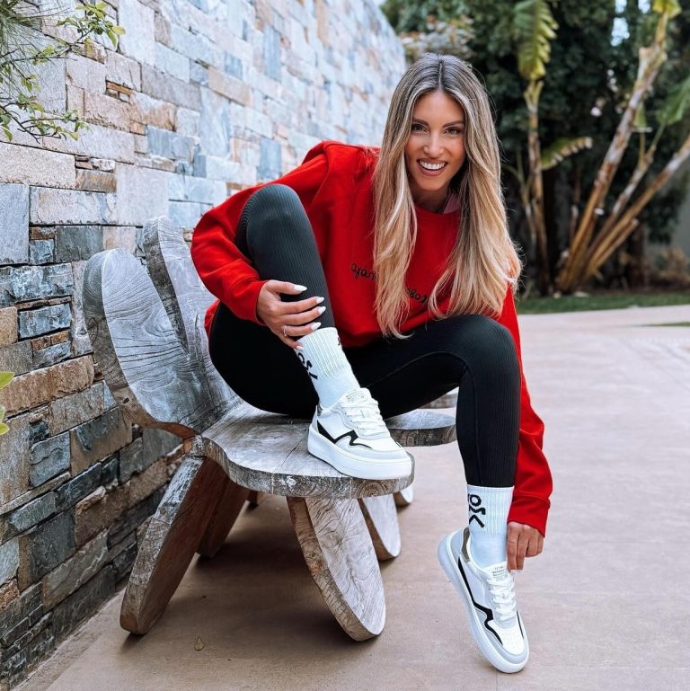 Αθηνά Οικονομάκου