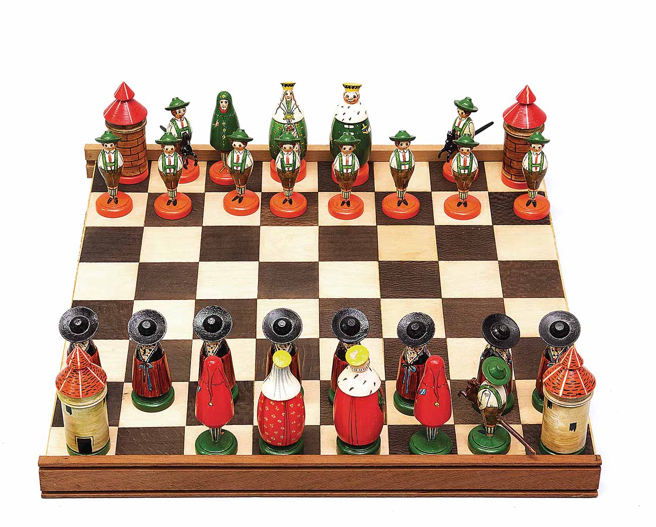 Σκάκι με ξύλινα ζωγραφισμένα πιόνια, εμπνευσμένο από το παραμύθι του Lewis Carrol. Μες στον καθρέφτη, και τι βρήκε η Αλίκη εκεί • Γερμανία, περ. 1920 • Μουσείο Μπενάκη, ΤΠΠ_690, δωρεά Μαρίας Αργυριάδη.