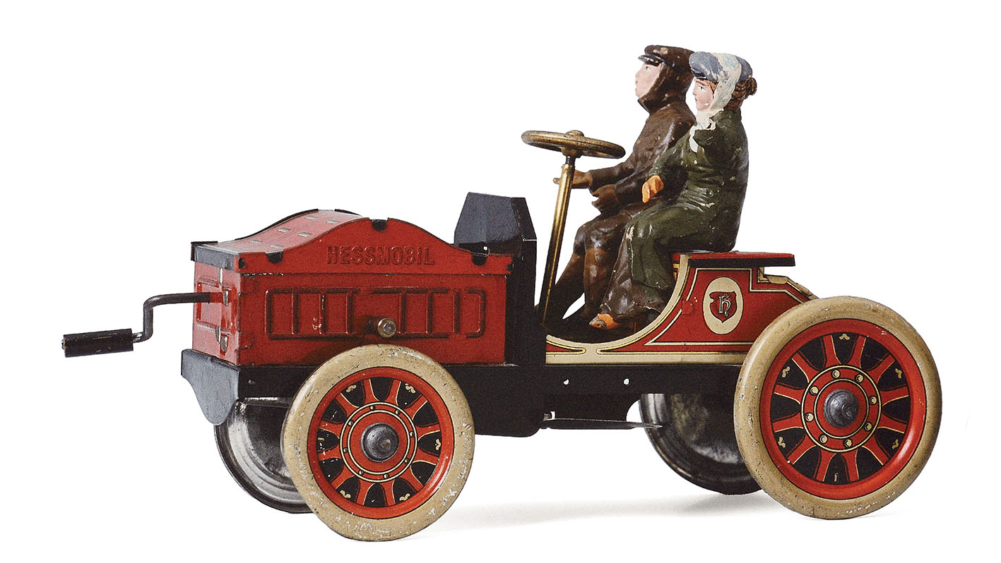 Τσίγκινο αυτοκίνητο, κινούμενο με μανιβέλα, του Johann Leonard Hess • Γερμανία, περ. 1900 • 14,5x5x10 εκ. • Μουσείο Μπενάκη, ΤΠΠ_691, δωρεά Μαρίας Αργυριάδη