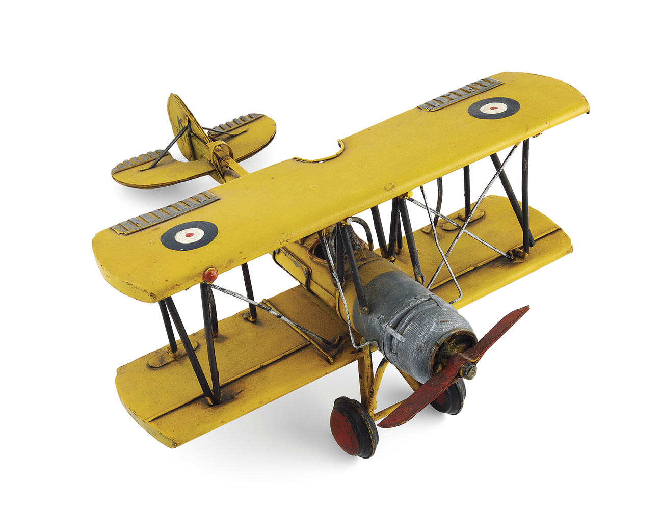 Τσίγκινο πολεμικό αεροπλάνο, αντίγραφο μοντέλου γαλλικού αεροπλάνου του Α’ Παγκοσμίου Πολέμου • Ευρώπη, β’ μισό 20ου αι. • 15x32x17,5 εκ. • Μουσείο Μπενάκη, ΤΠΠ_7752, δωρεά Απόστολου Αργυριάδη