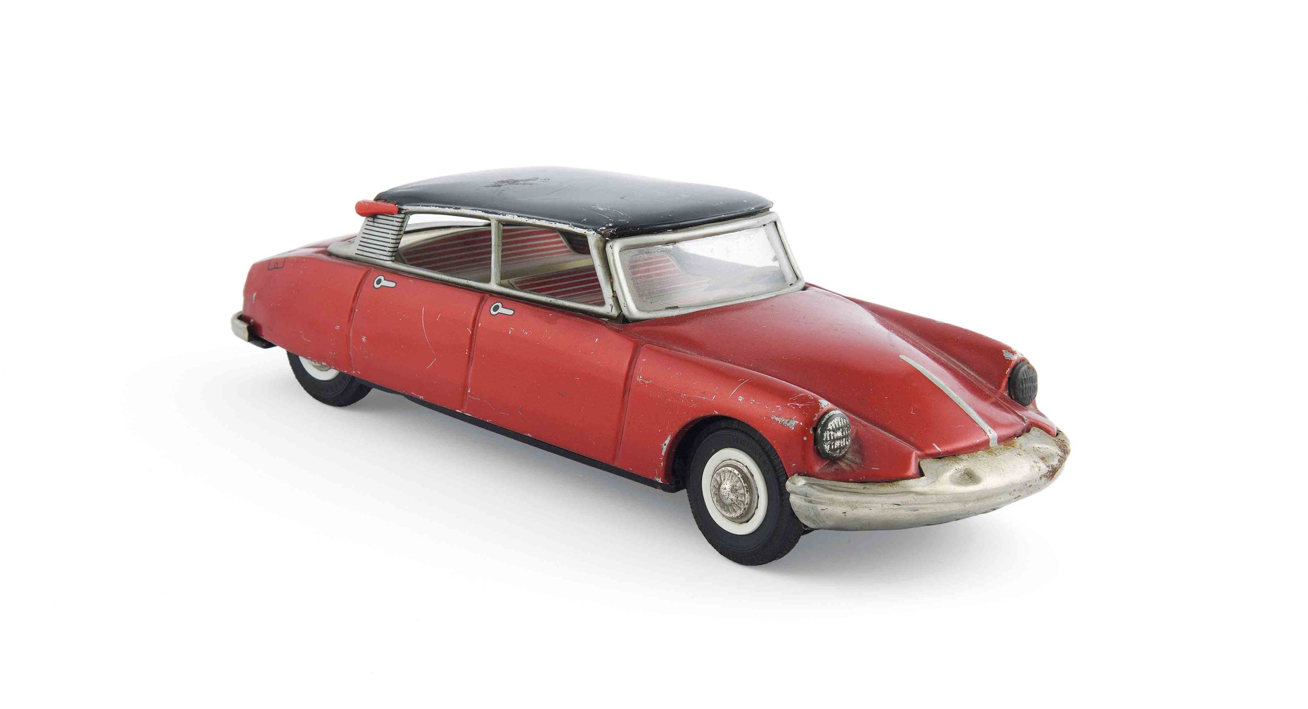 Τσίγκινο αυτοκίνητο με μηχανισμό τριβής (friction), μοντέλο Citroën DS19, της εταιρείας Joustra • Γαλλία, 1960 • 6x21x8 εκ. • Μουσείο Μπενάκη, ΤΠΠ_8909, δωρεά Ηλία Ζαχαρόπουλου.