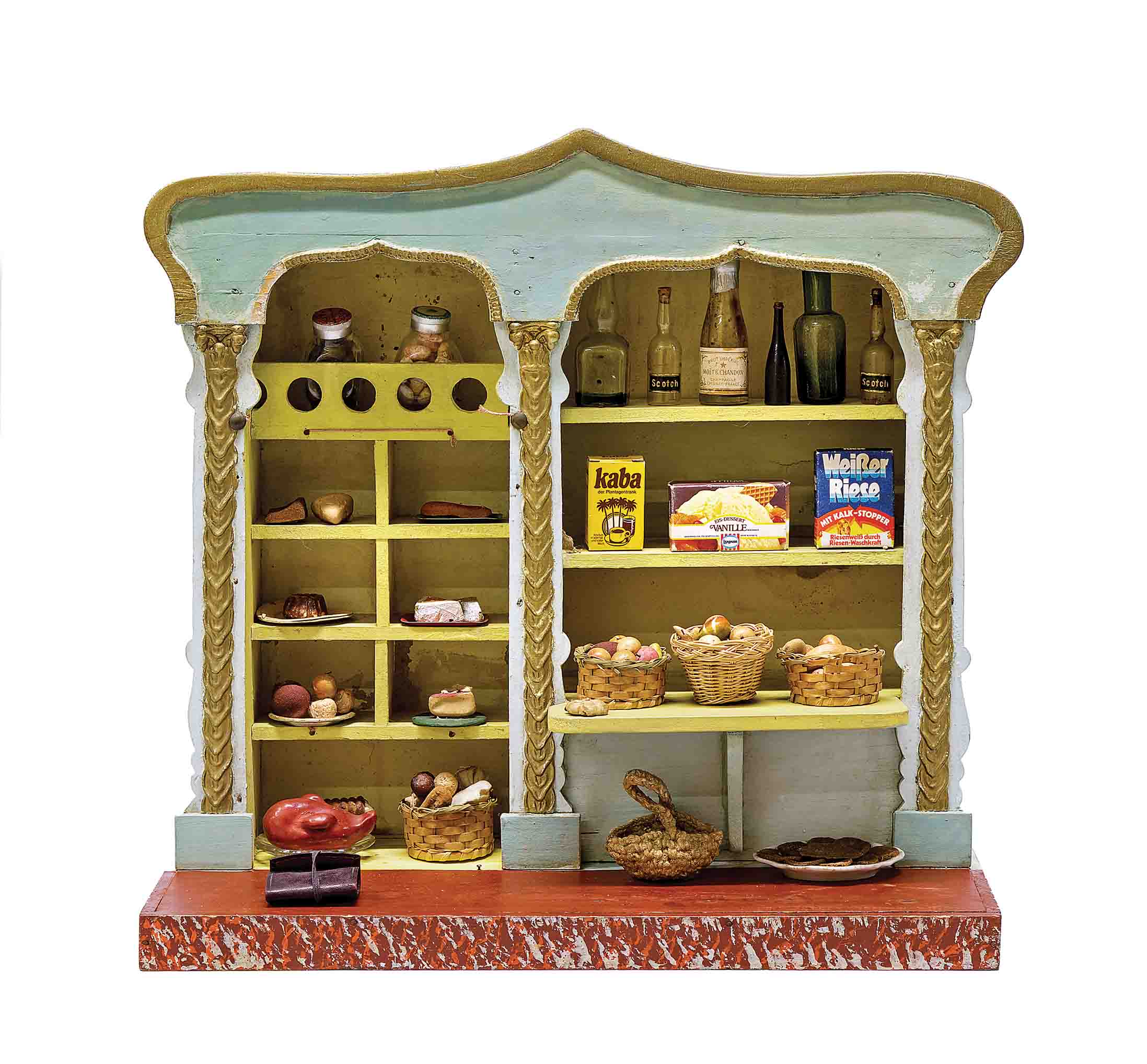 Ξύλινο μπακάλικο με ποικιλία προϊόντων και αντικειμένων καθημερινής χρήσης • Γερμανία, τέλη 19ου αι. • 33x38x16 εκ. • Μουσείο Μπενάκη, ΤΠΠ_965 δωρεά Μαρίας Αργυριάδη.