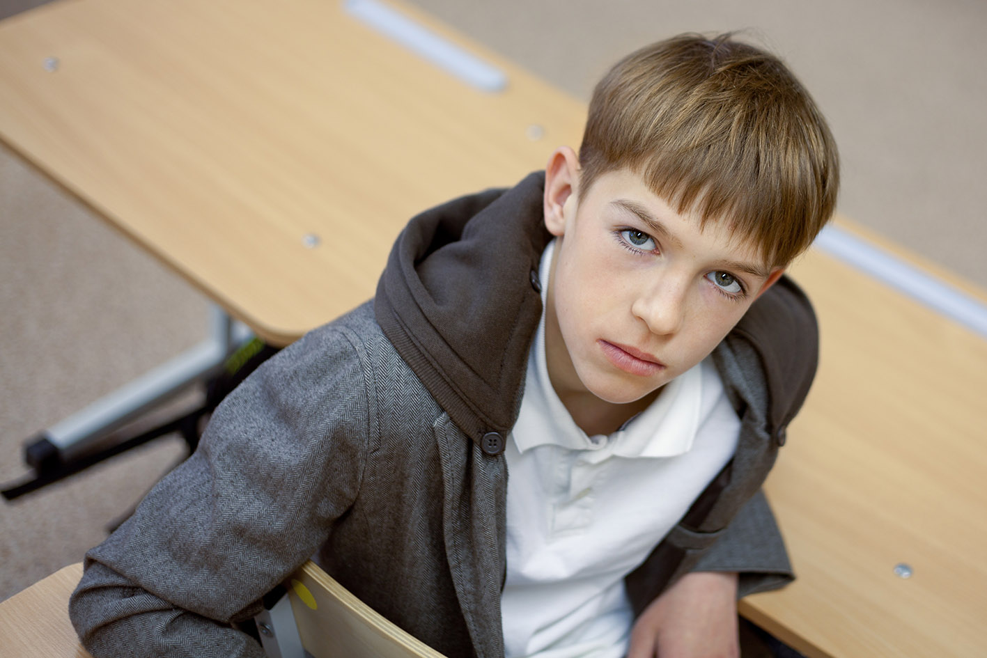 Σοβαρό αγόρι λυπημένο μας κοιτά