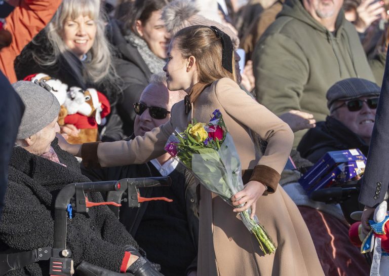 Η πριγκίπισσα Σάρλοτ της Ουαλίας παρευρίσκεται στην πρωινή λειτουργία των Χριστουγέννων στην εκκλησία της Αγίας Μαρίας της Μαγδαληνής στις 25 Δεκεμβρίου 2025 στο Σάντρινγκχαμ του Νόρφολκ.