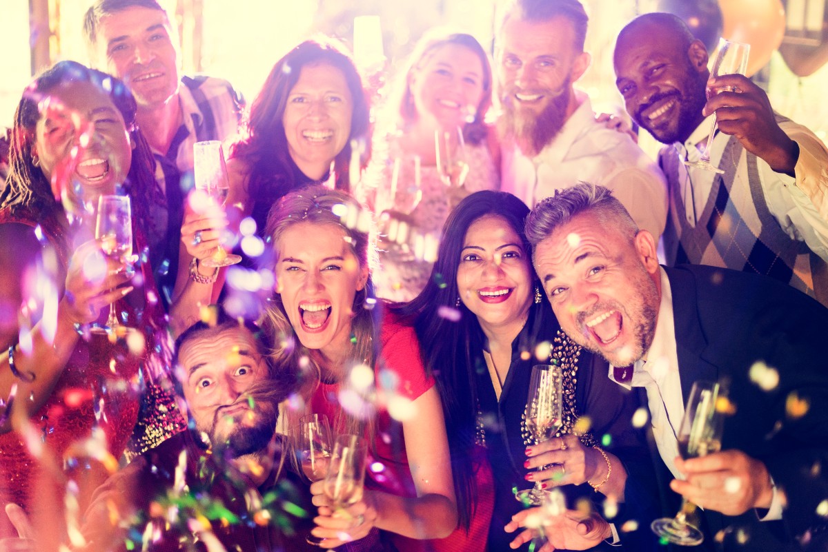 Παρέα φίλων με ποτά τα Χριστούγεννα