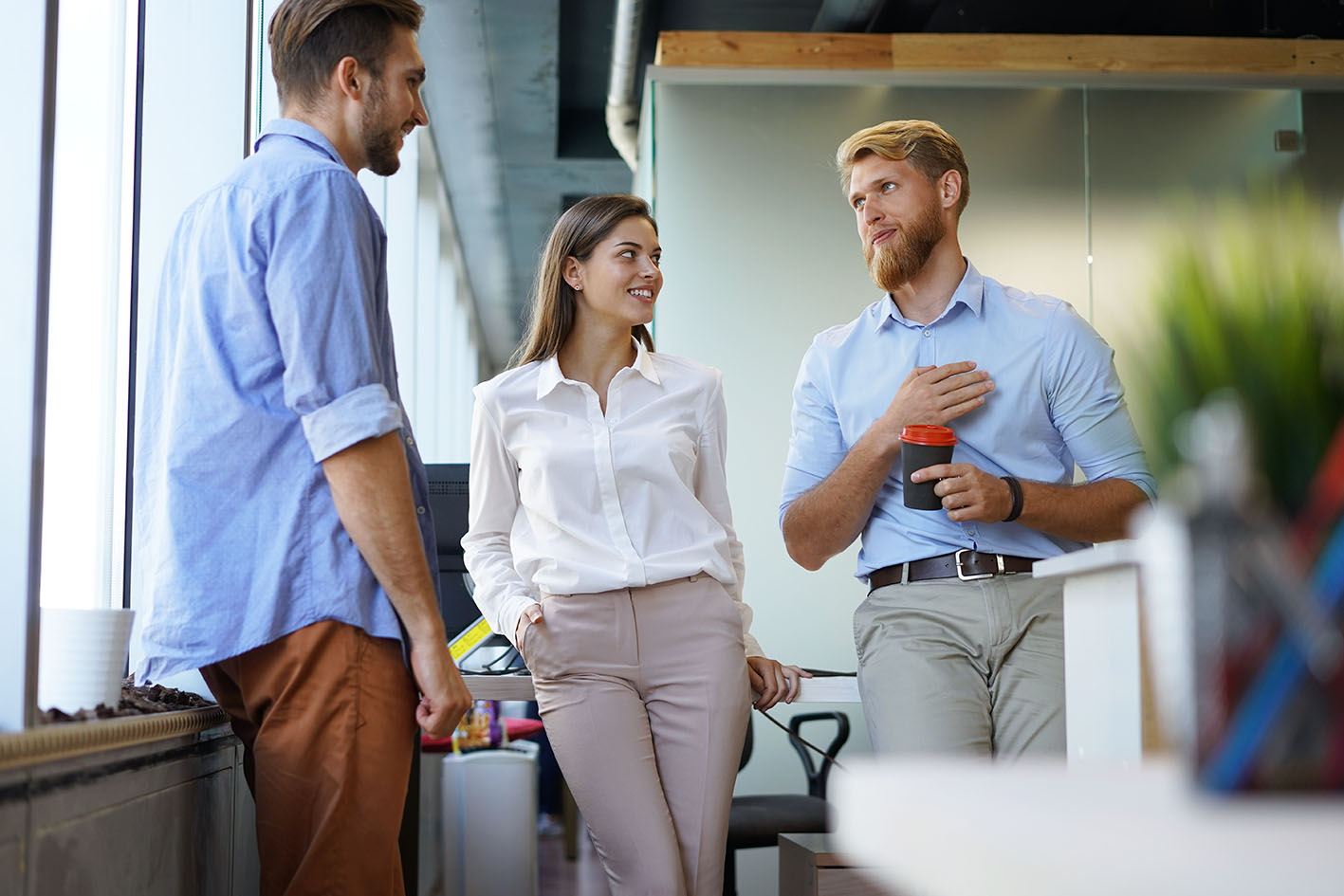 Συνάδελφοι στο γραφείο μιλάνε