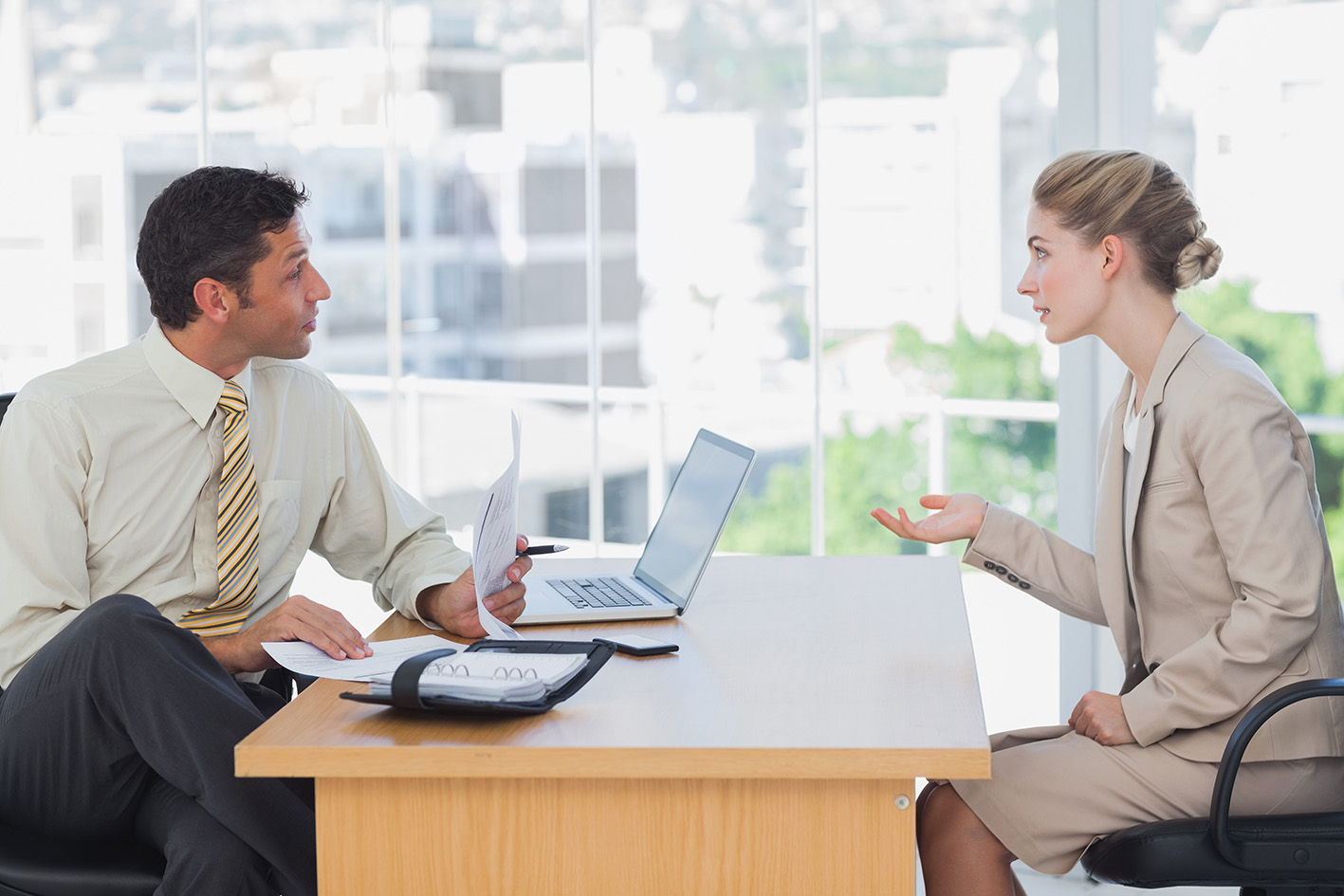 Συνάδελφοι στη δουλειά μιλάνε ή παίρνει συνέντευξη για δουλειά ο ένας στην κοπέλα