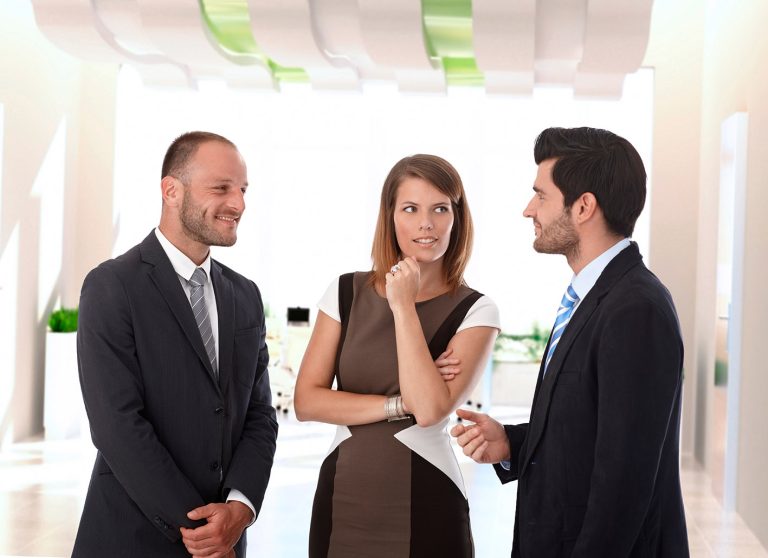 Συνάδελφοι στο γραφείο μιλάνε