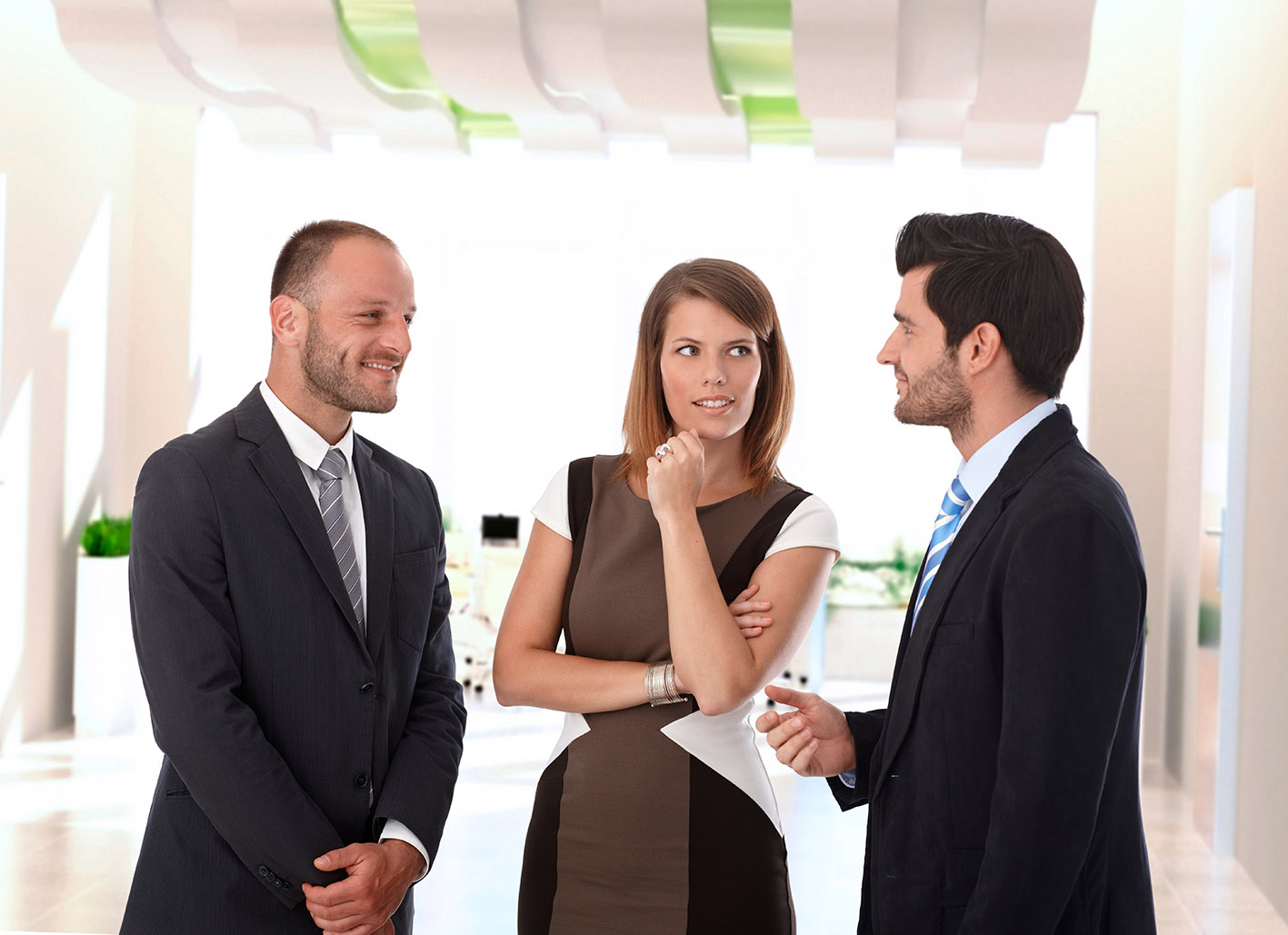 Συνάδελφοι στο γραφείο μιλάνε