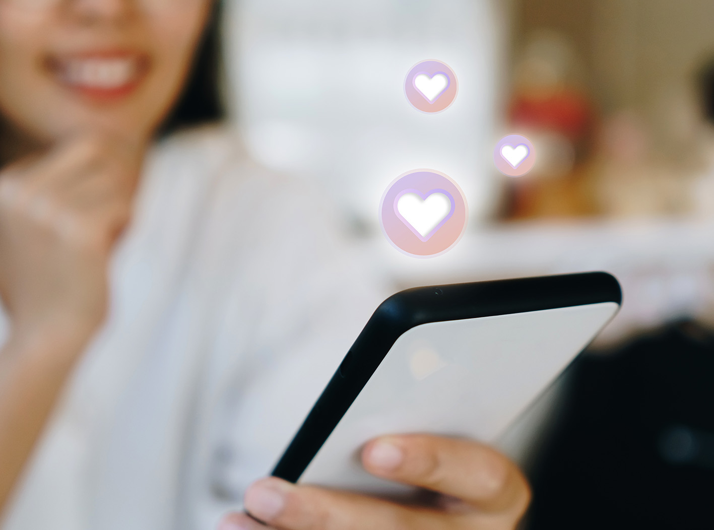 Γυναίκα ψάχνει την εφαρμογή για ραντεβού