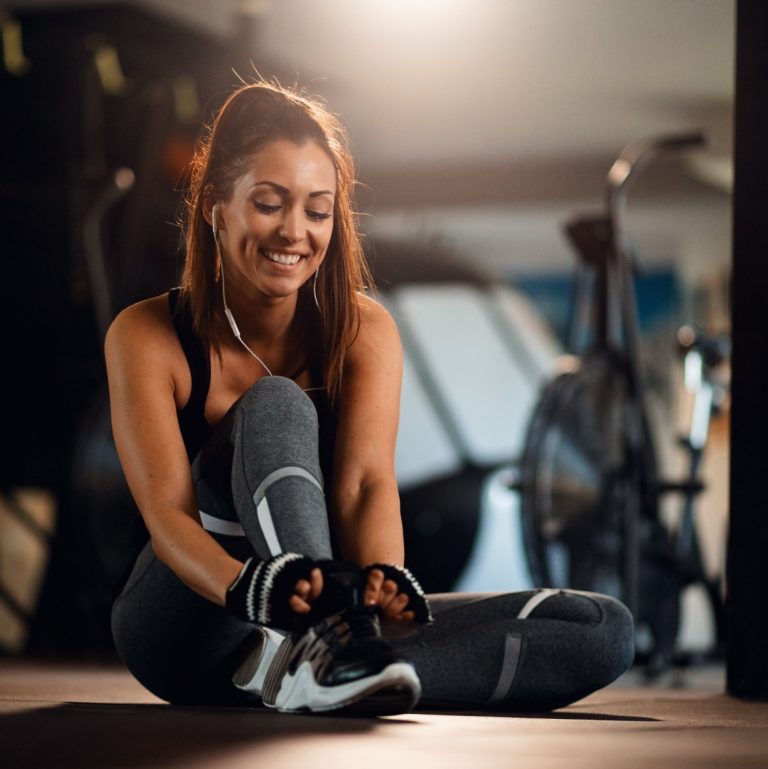 Γυναίκα με αθλητικά στο γυμναστήριο