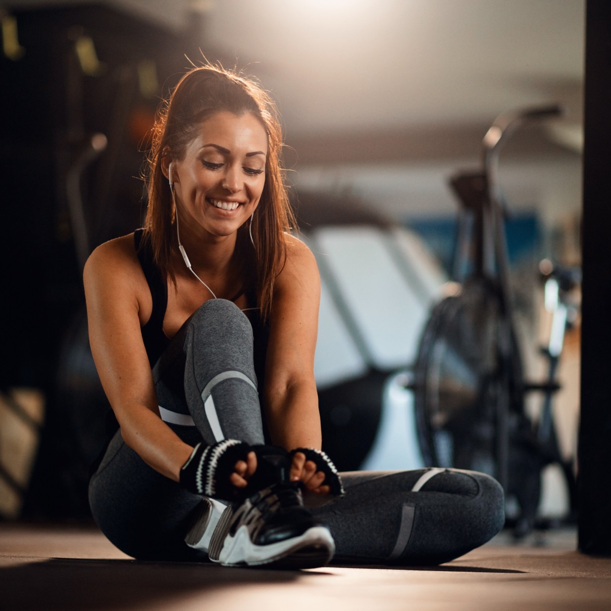 Γυναίκα με αθλητικά στο γυμναστήριο