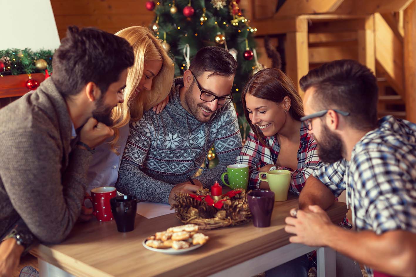 Φίλοι γύρω από χριστουγεννιάτικο τραπέζι