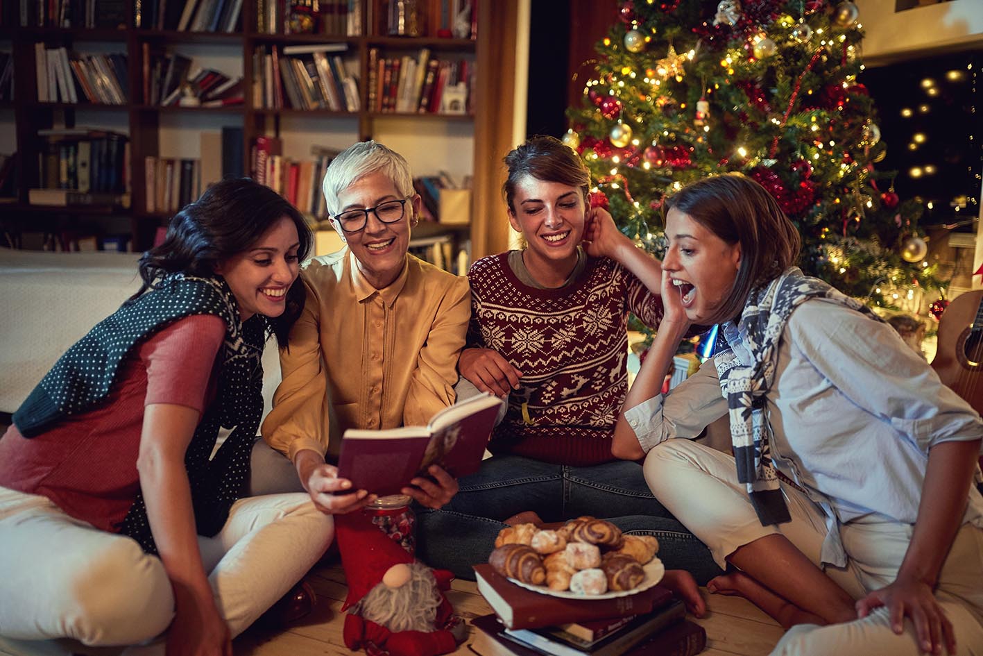 Οικογένεια απολαμβάνει χριστουγεννιάτικη θαλπωρή στο σπίτι