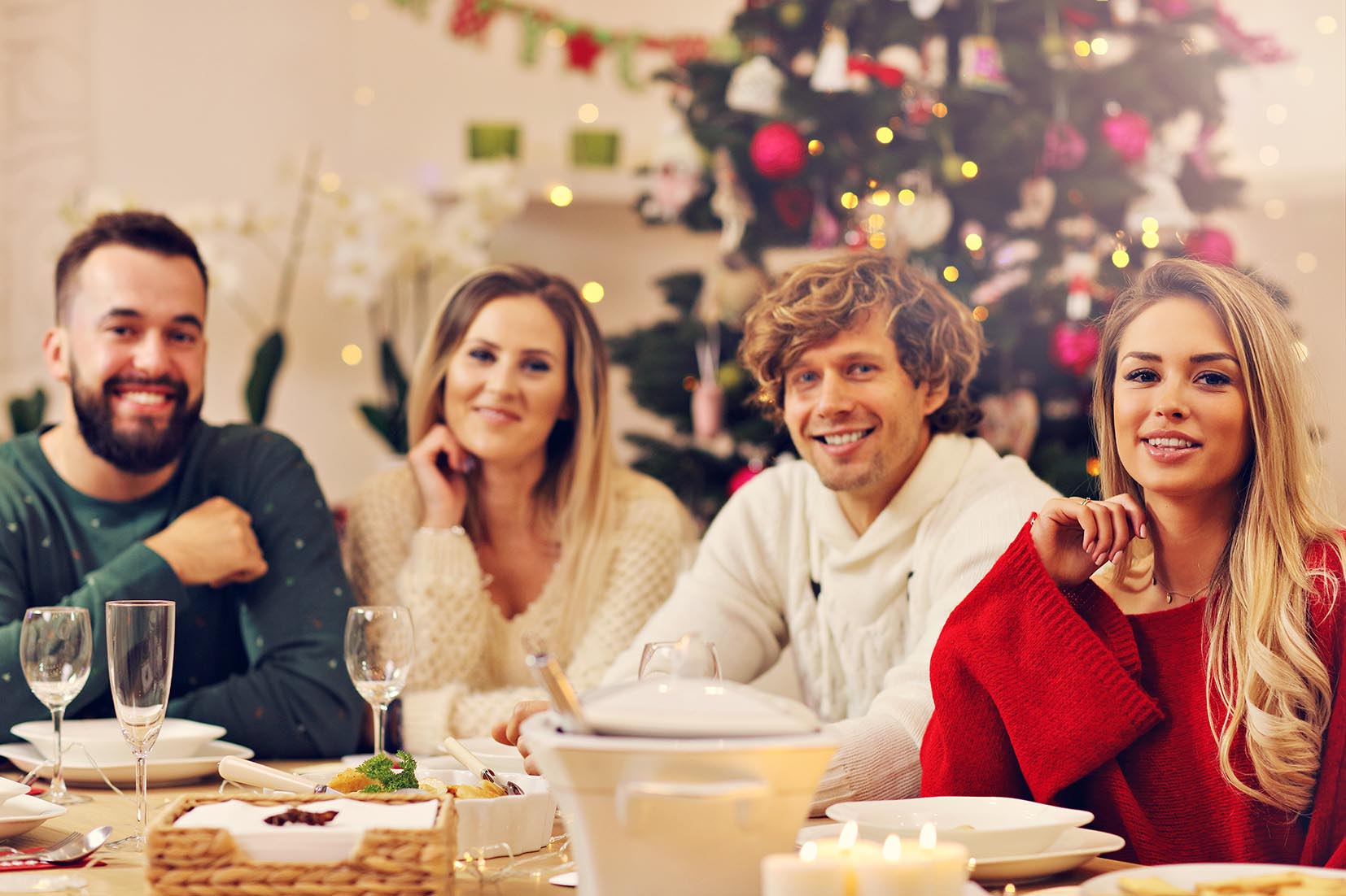 Φίλοι γύρω από χριστουγεννιάτικο τραπέζι