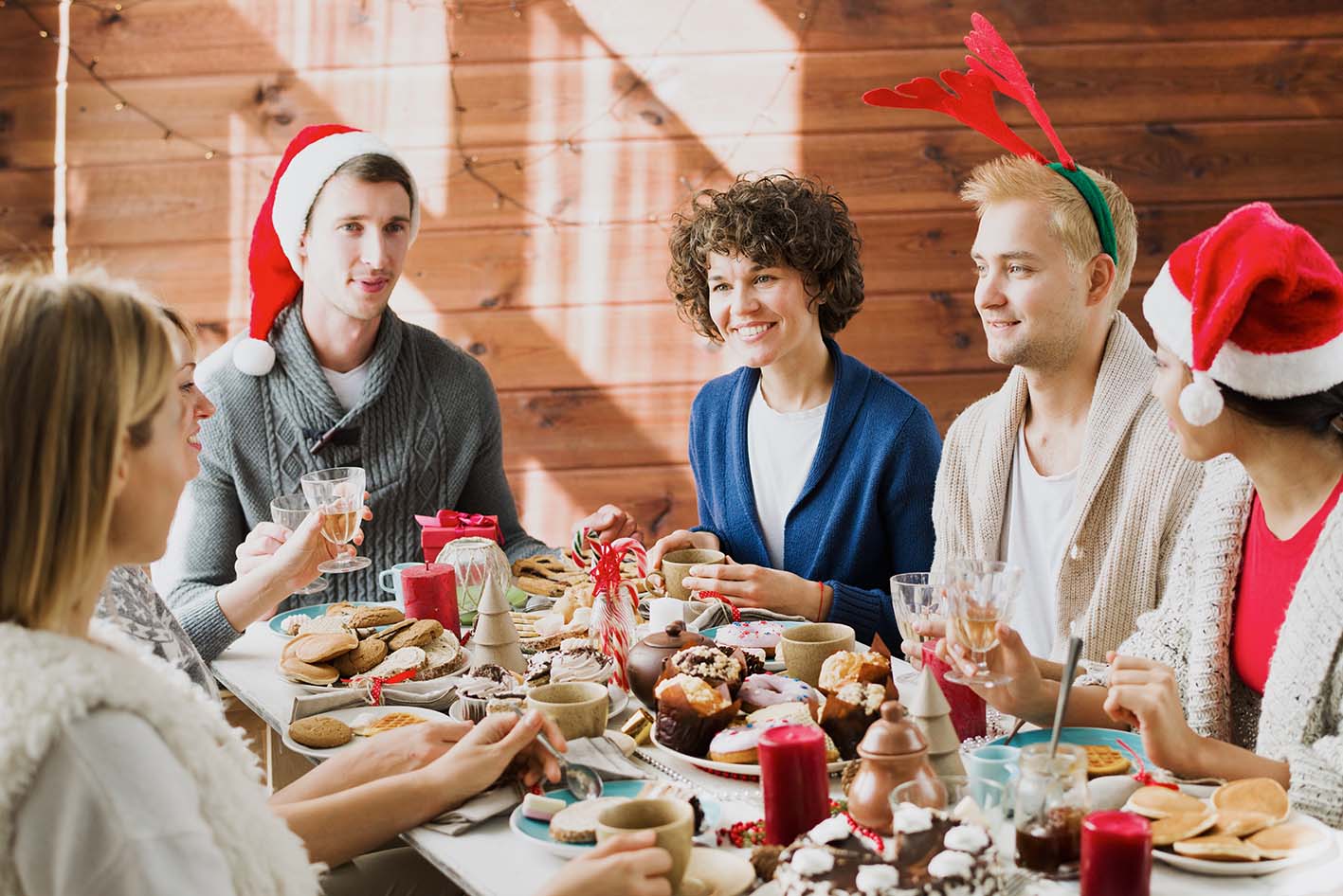 Φίλοι γύρω από χριστουγεννιάτικο τραπέζι