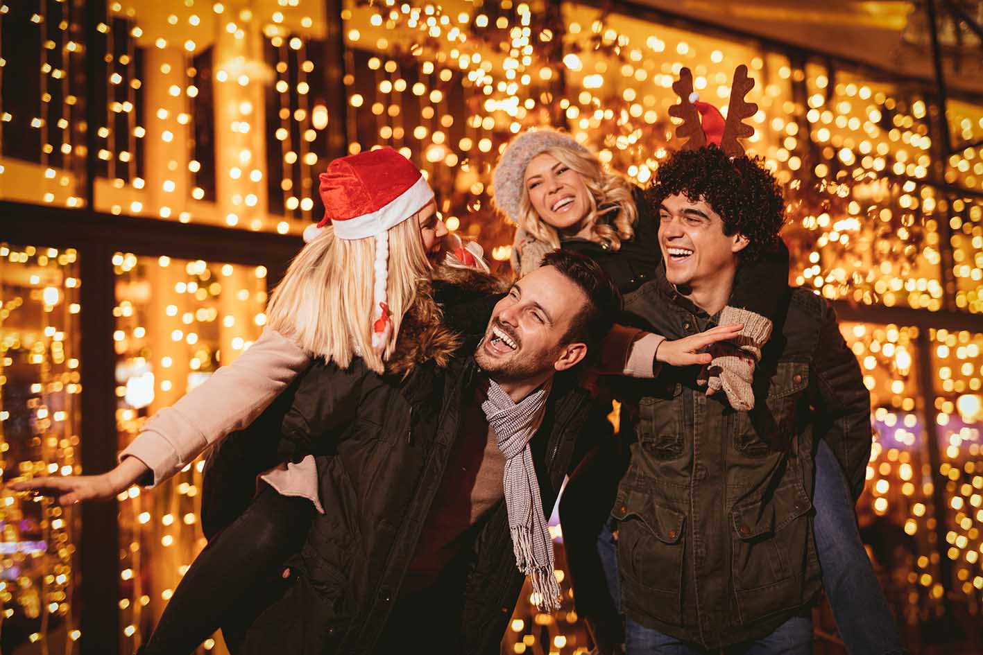 Φίλοι διασκεδάζουν τα Χριστούγεννα