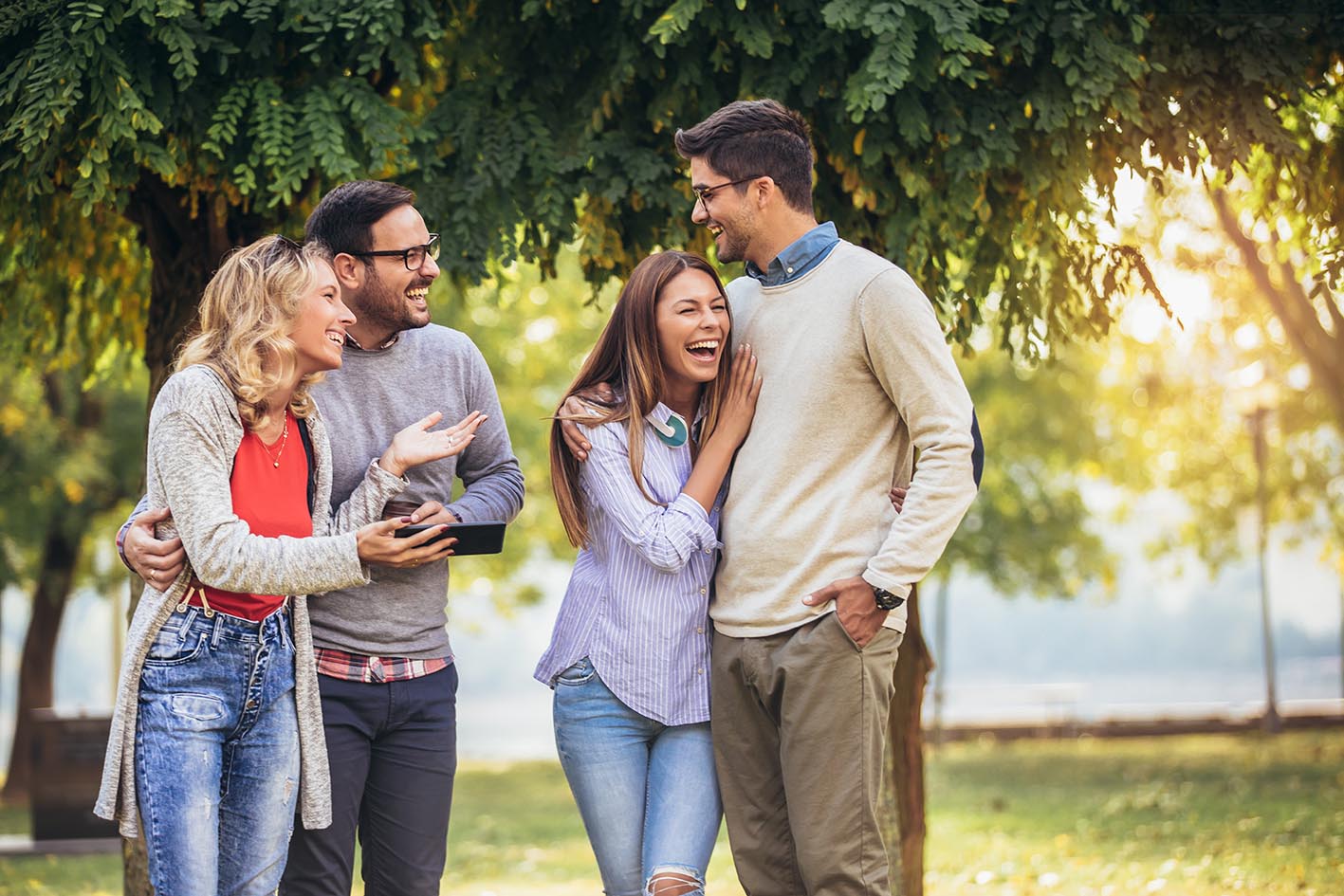 Ζευγάρια φίλοι περπατάνε σε πάρκο