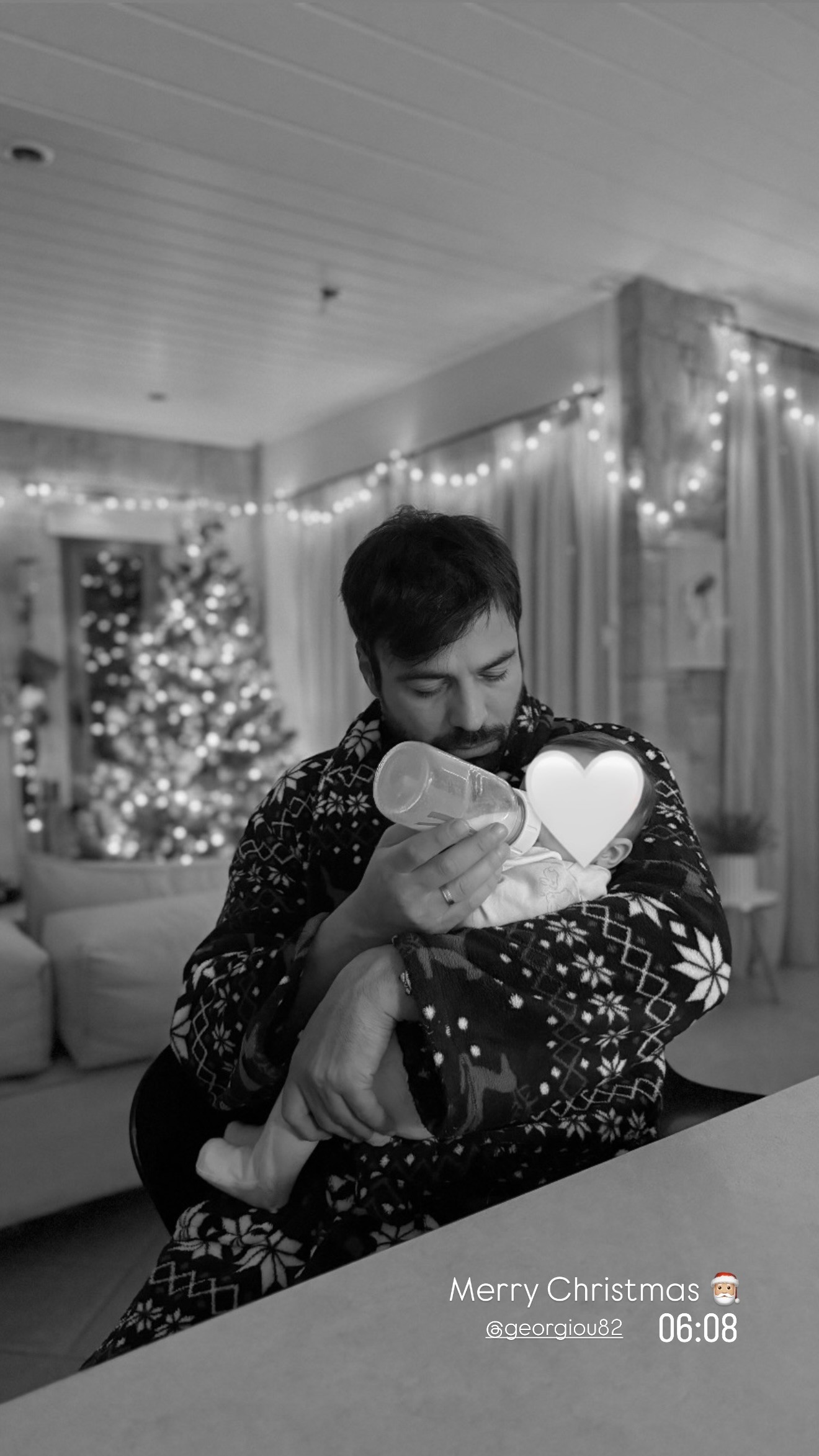 Ο Αντρέας Γεωργίου ταΐζει την κόρη του με το μποιμπερό το πρωί των Χριστοιυγέννων