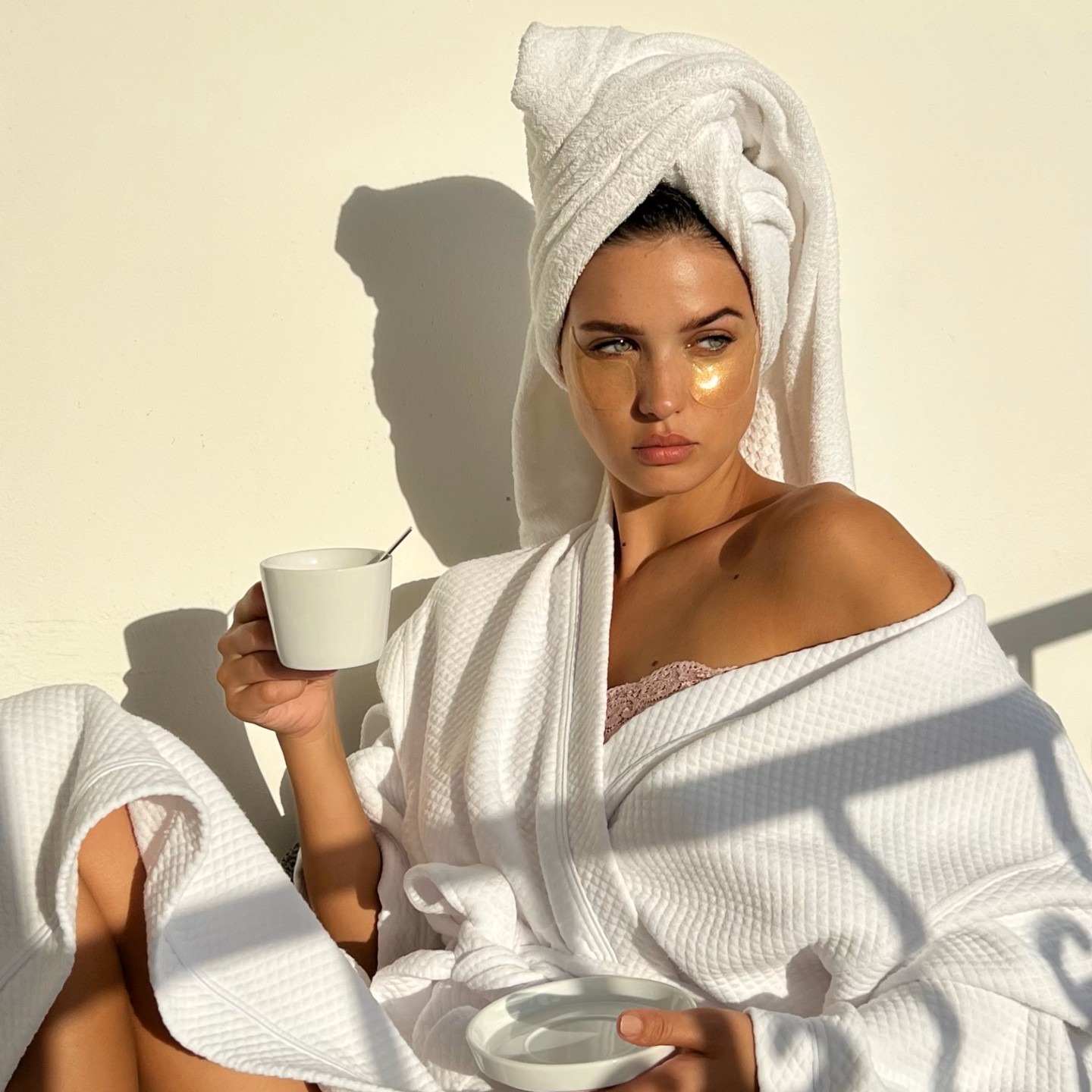 Γυναίκα με χρυσά eye patches