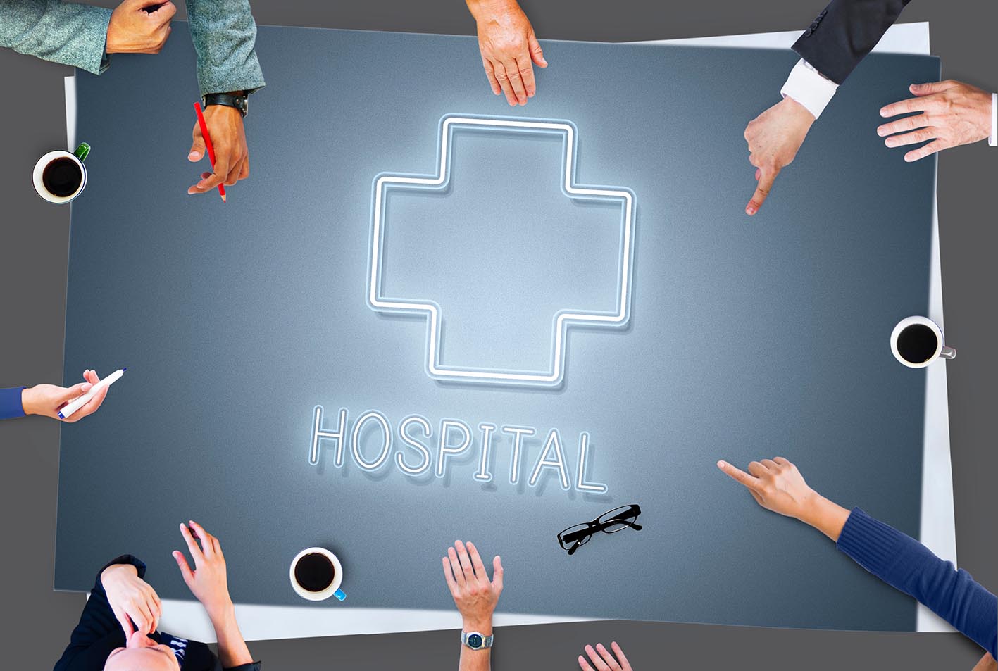 Ο σταυρός του νοσοκομείου και παλάμες γύρω γύρω από ανθρώπους που συζητάνε