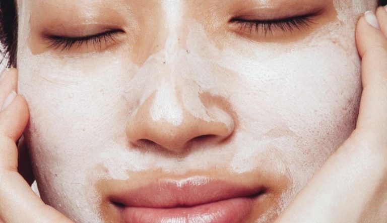 Μοντέλο με κρέμα στο πρόσωπο