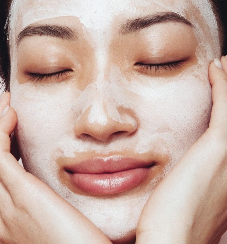 Μοντέλο με κρέμα στο πρόσωπο